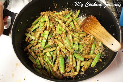 Adding the masala powder to Kovakkai