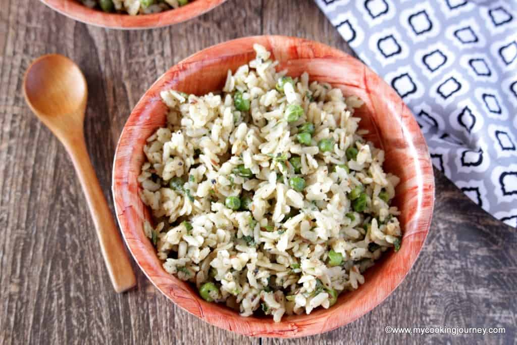 Chooda Mattar in brown bowl