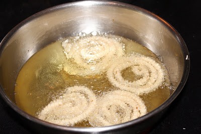 Frying the  Manapparai Murukku