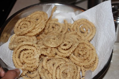 Drain the murukku with tissue paper