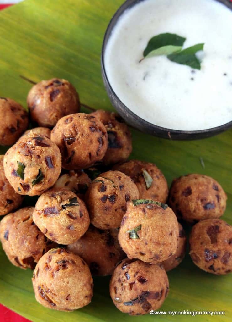 Pattinam Pakoda on banana leaf