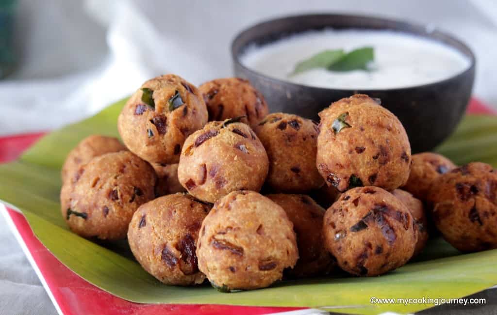 Pakoda with coconut chutney