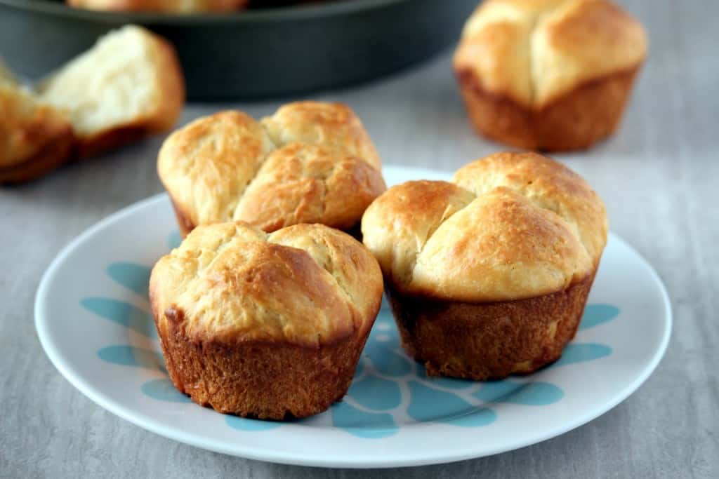 No Knead Dinner Rolls in a white plater