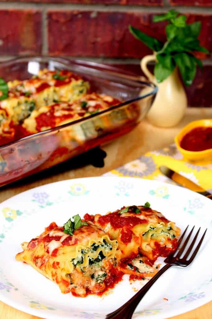 Spinach and Ricotta Cheese Lasagna Roll-Ups is ready and served