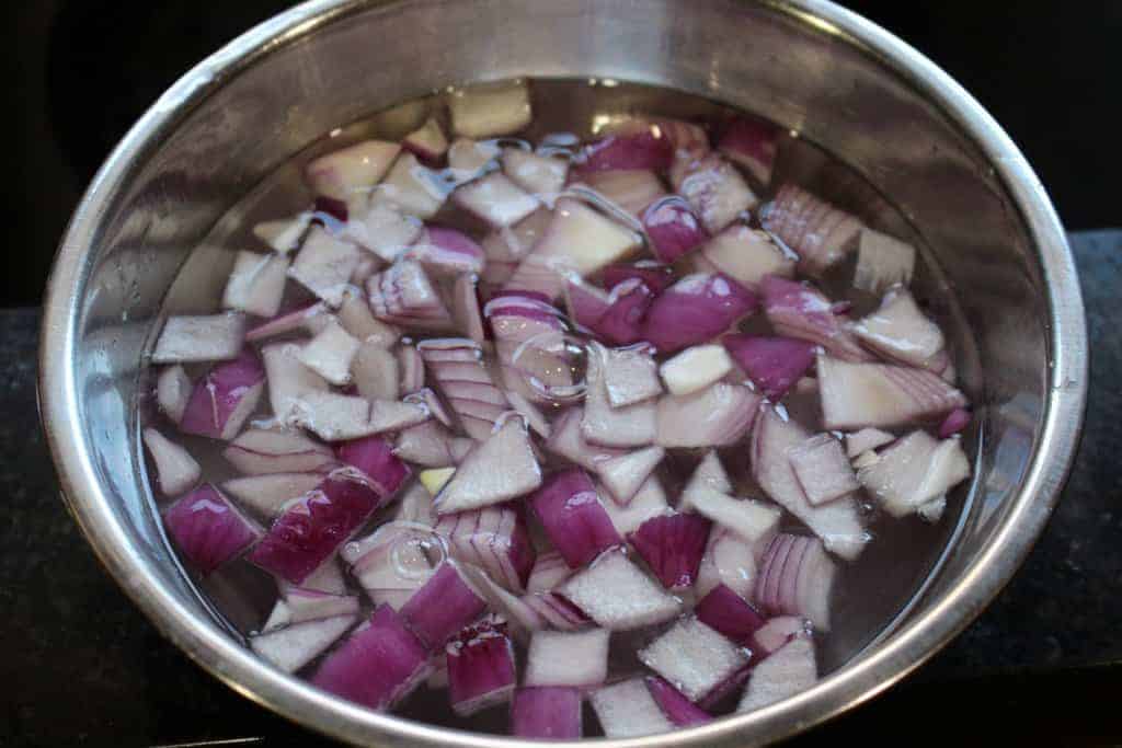 Soaking chopped onions in cold water