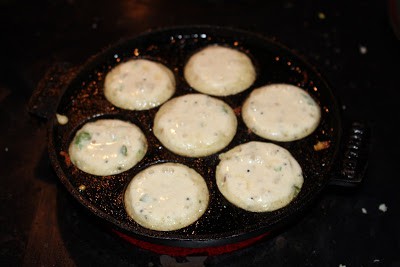 Cooking batter in appam pan
