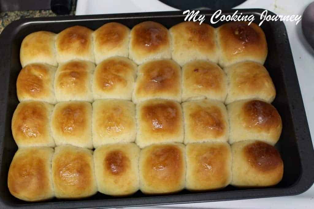 Baked dinner rols in a tray