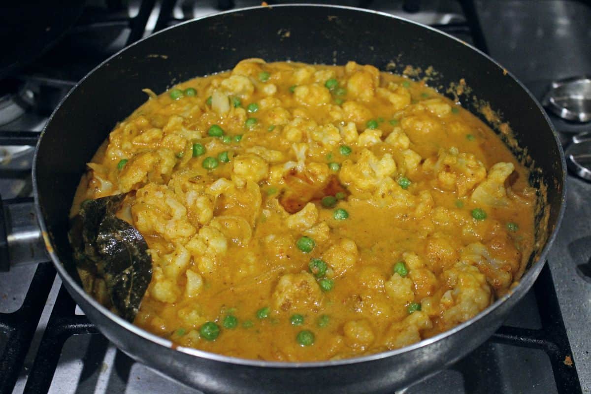 cauliflower curry with peas